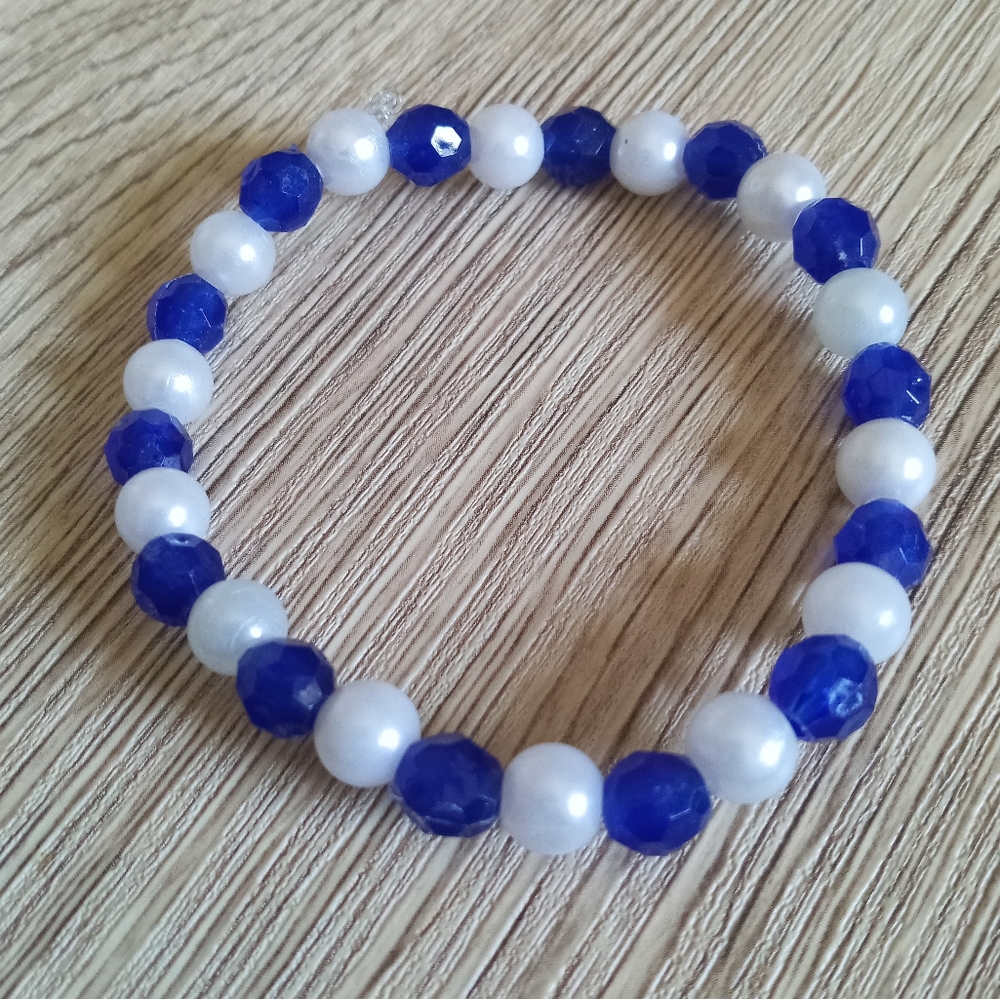 New pearl and electric blue crystal stretchy beaded bracelet